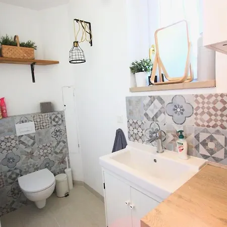 Charming With Big Pool And Ac In Антіб