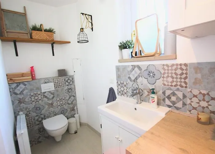 Charming With Big Pool And Ac In 昂蒂布