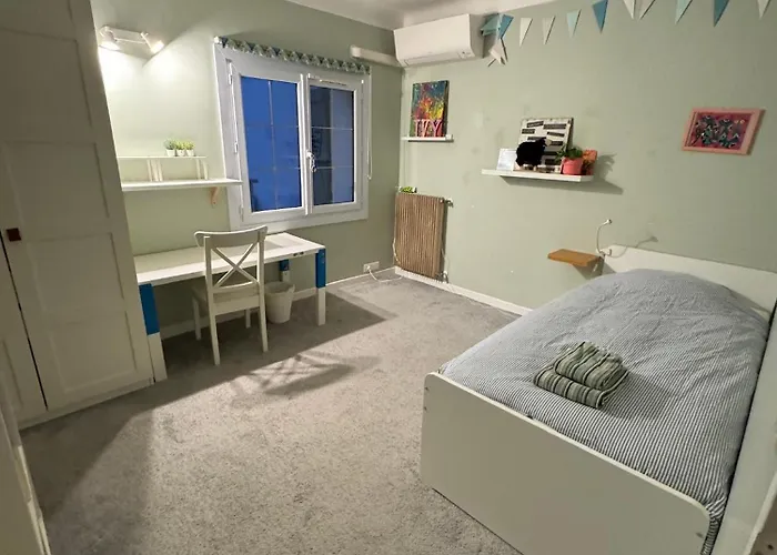 Charming With Big Pool And Ac In * 昂蒂布