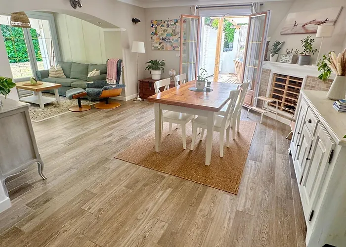 Charming With Big Pool And Ac In 昂蒂布